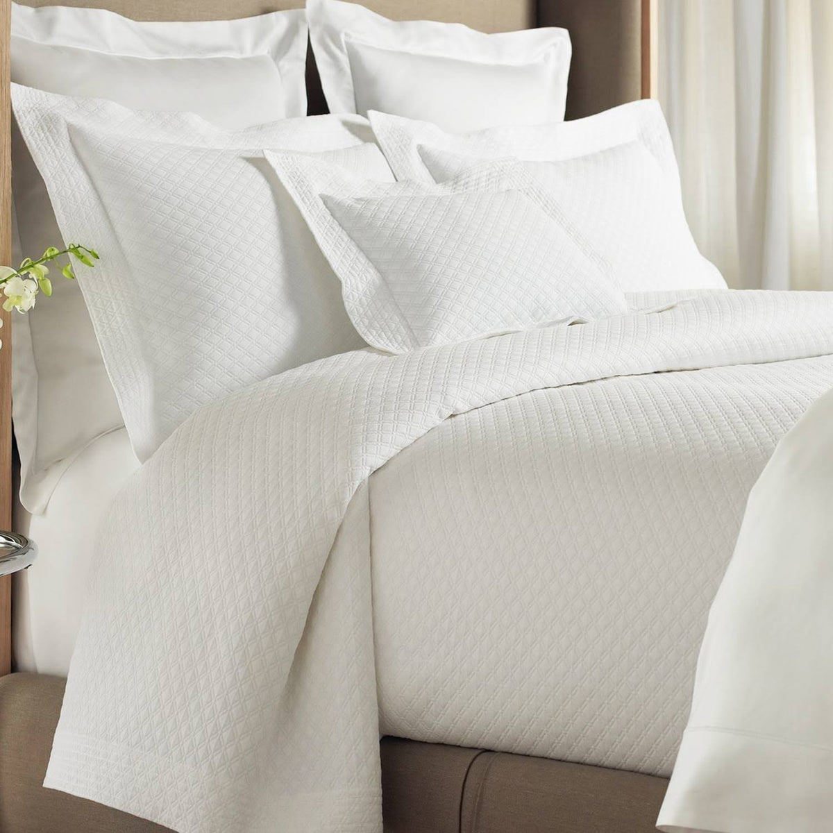 White Queen Coverlet H7693