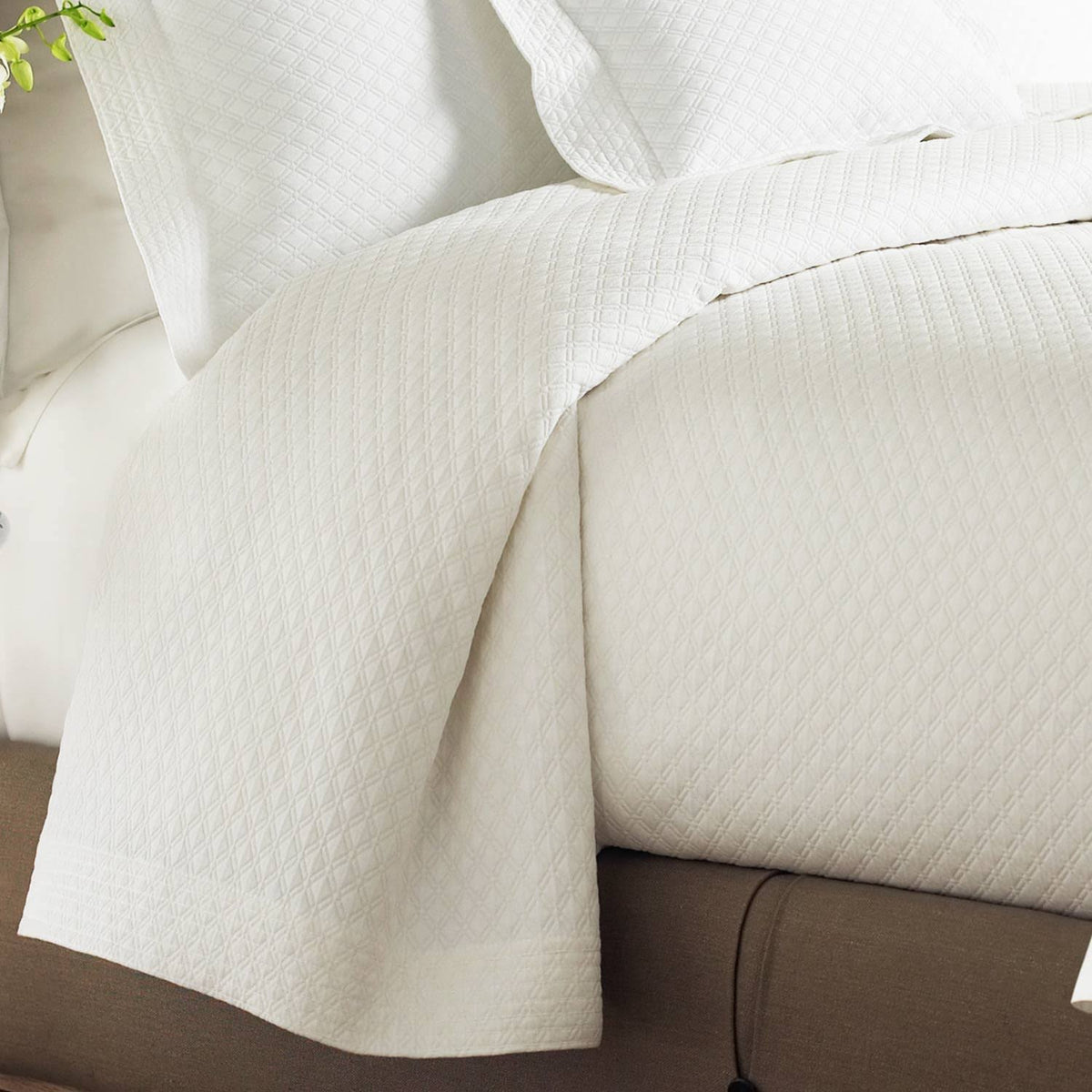 White Queen Coverlet H7693